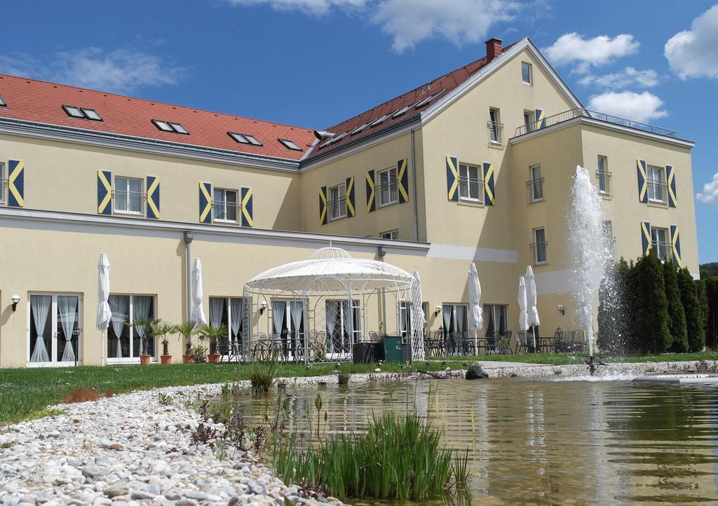 Grandhotel Niederoesterreichischer Hof Lanzenkirchen Exterior foto