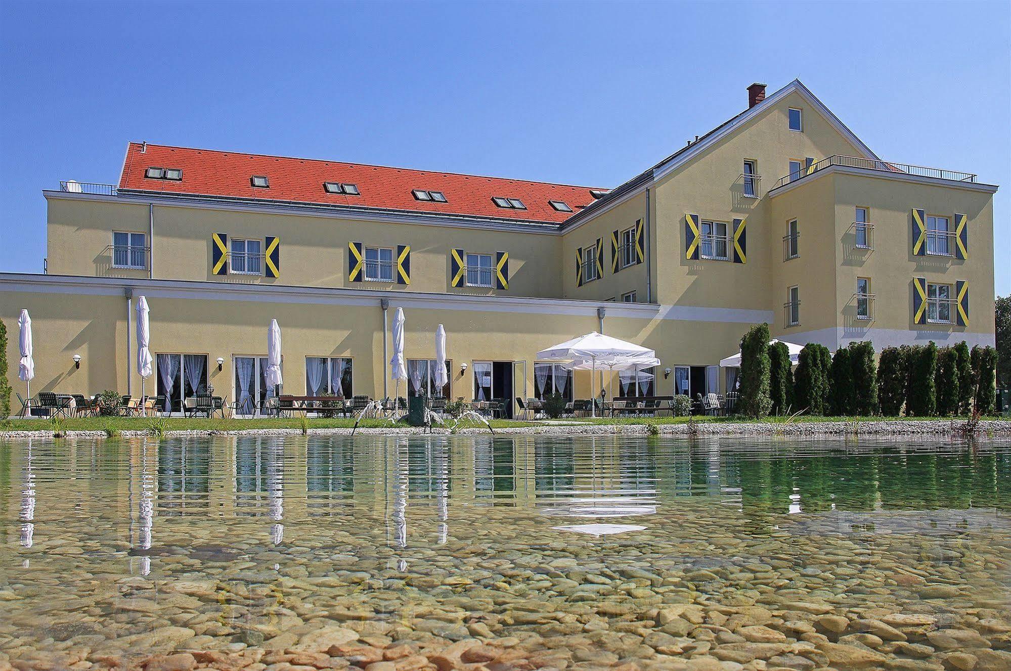 Grandhotel Niederoesterreichischer Hof Lanzenkirchen Exterior foto